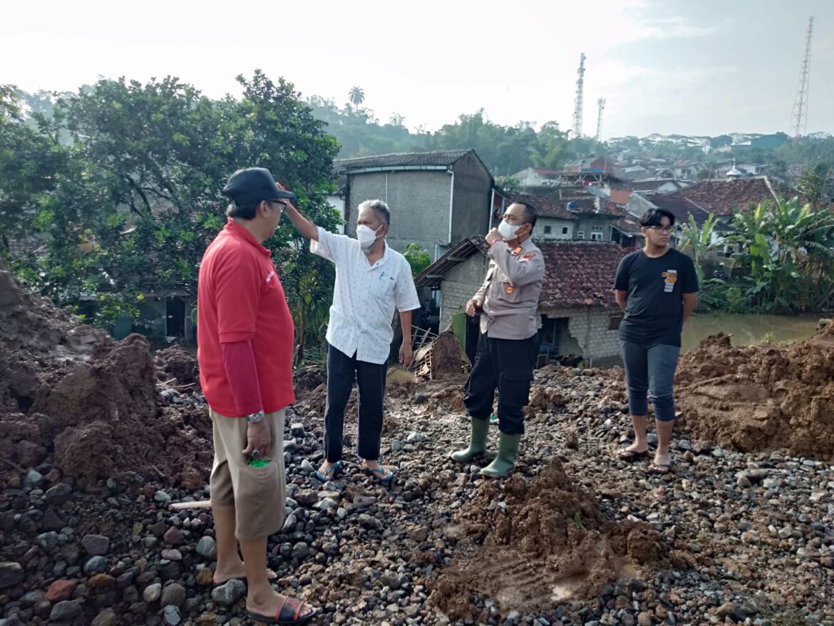 Pasca Banjir, Kapolsek Citamiang Imbau Warga Untuk Jaga Kebersihan Lingkungan