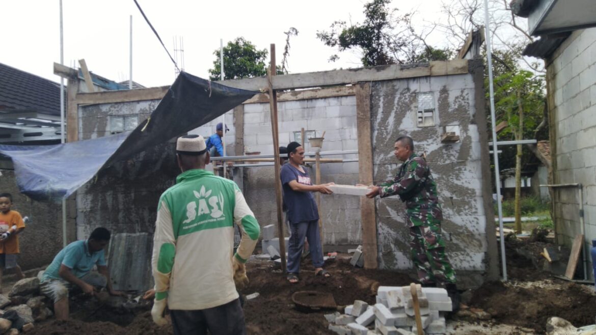 Babinsa Cibentang Kerja Bakti Pembuatan MCK Di Desa Binaannya