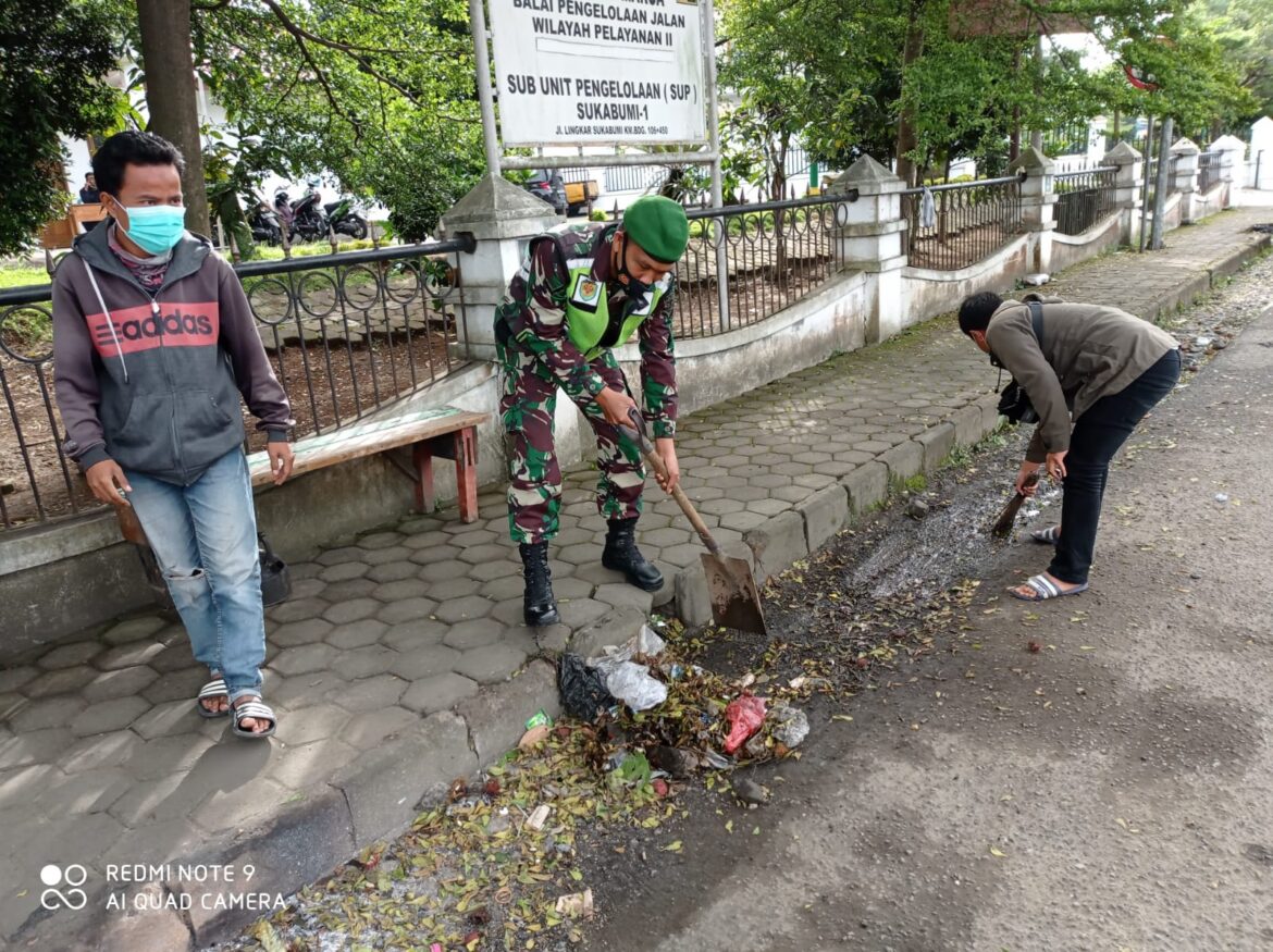 Ciptakan Lingkungan Bersih, Babinsa Selajambe Karya Bhakti Bersihkan Jalan Bersama Warga