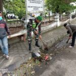 Ciptakan Lingkungan Bersih, Babinsa Selajambe Karya Bhakti Bersihkan Jalan Bersama Warga