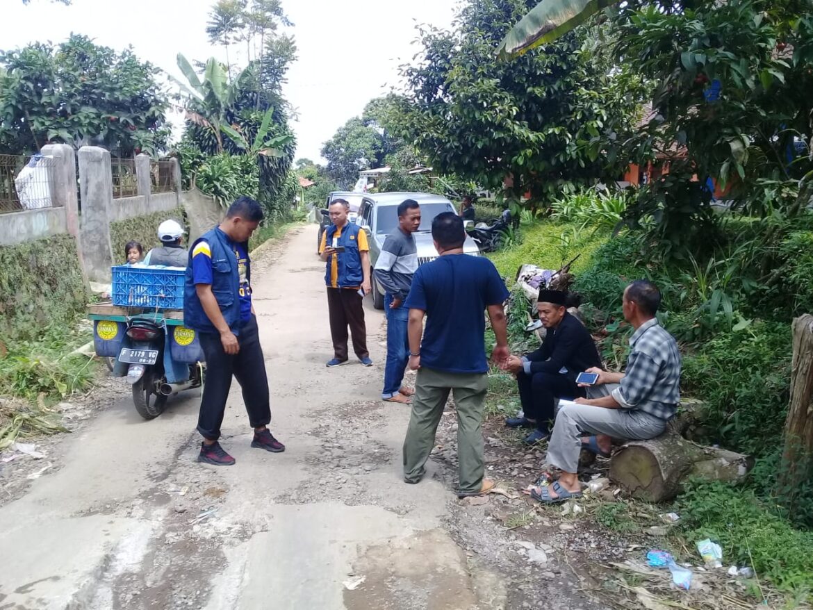 Dampingi Kasdim, Babinsa Cipetir Koramil 0607-09/Cisaat Tinjau Karbak Rencana Perbaikan Jalan