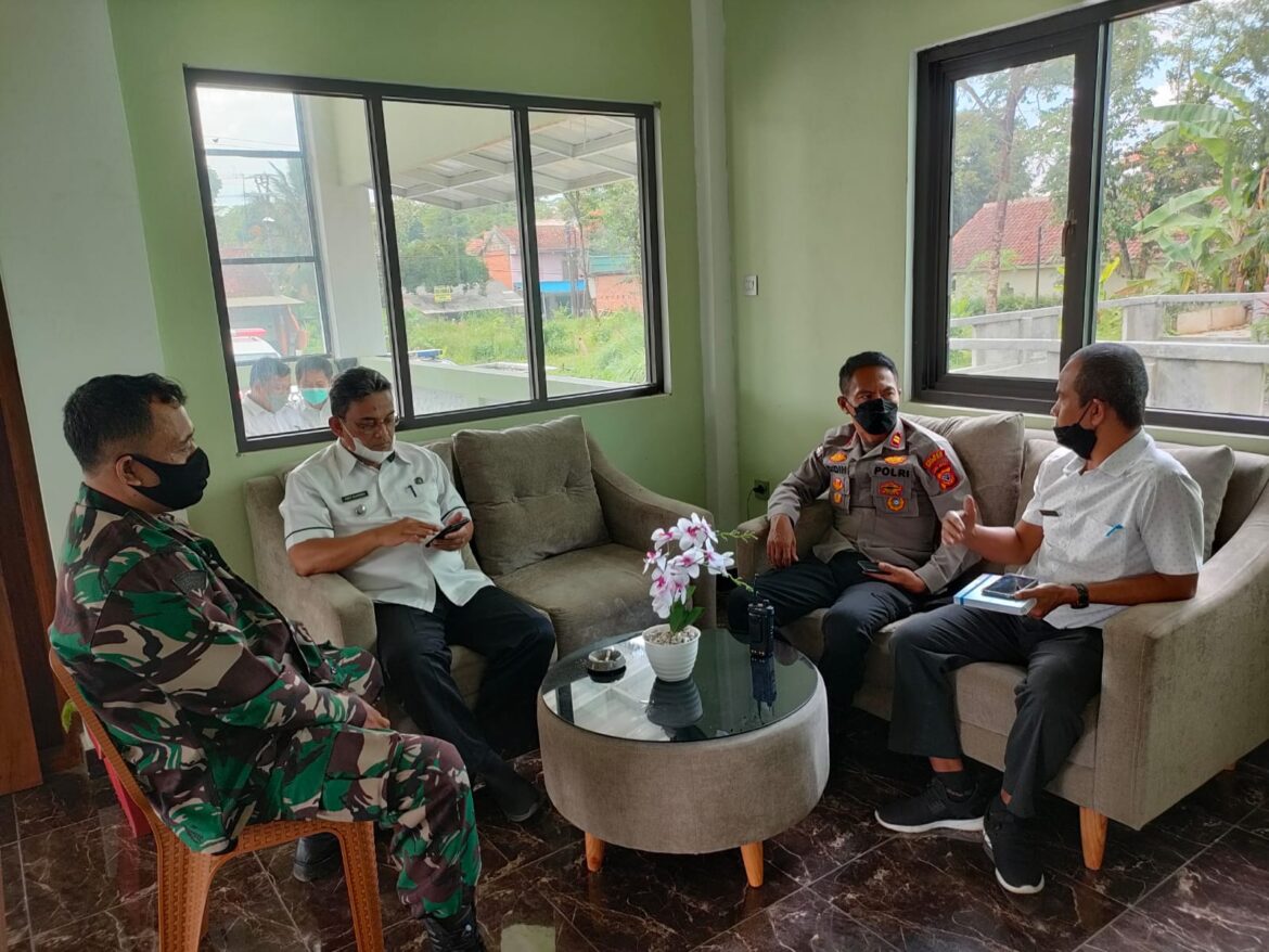 Bersama Forkopimcam, Danposramil Gunungguruh Hadiri Rapat Percepatan Vaksin