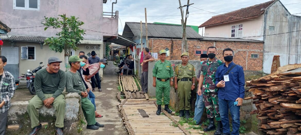 Babinsa Cibolang Kaler Monitoring Pelaksanaan Kampanye Calon Kades di Wilayah Desa Cibolang Kaler