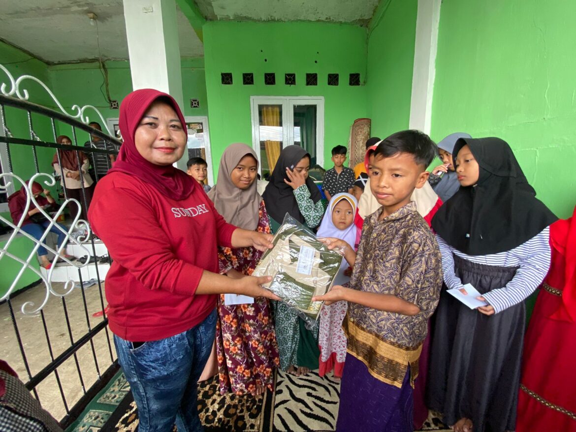 Jelang Idul Fitri Ketua Divisi Kesehatan YLBI Bagikan Baju Koko Untuk Yatim