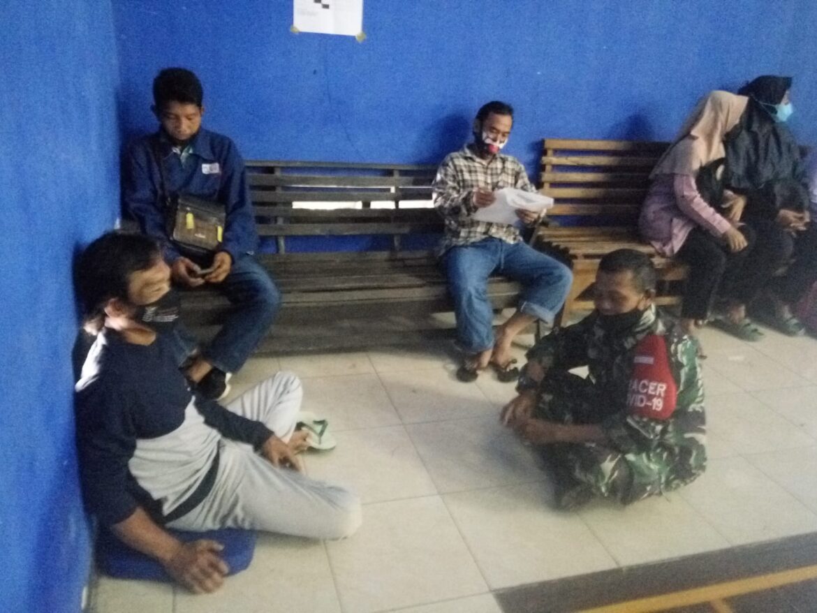 Komsos Didesa Binaan, Babinsa Kebon Manggu Edukasi Warga Untuk Vaksin