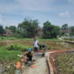 Tanggul Jebol Akibat Hujan Deras, Babinsa Bersama Warga Kerja Bakti Perbaiki