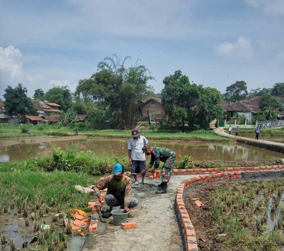 Tanggul Jebol Akibat Hujan Deras, Babinsa Bersama Warga Kerja Bakti Perbaiki