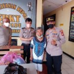 Polisi sebagai pengayom dan pelayan masyarakat ditunjukkan oleh Personel Polsek Kembangan Jakarta Barat