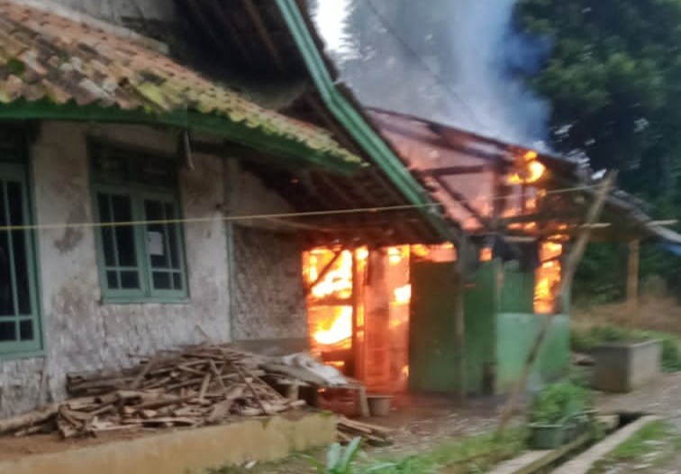 Jelang Berbuka Puasa, Rumah Seorang Nenek di Cikahuripan Habis Terlalap Api