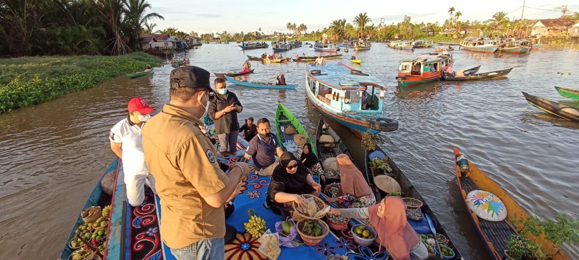 Kunjungi Pasar Apung, Dirjen Bina Pemdes Ingatkan Kepala Desa Lok Baintan Pentingnya Desa Wisata Berkelanjutan