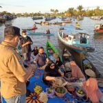 Kunjungi Pasar Apung, Dirjen Bina Pemdes Ingatkan Kepala Desa Lok Baintan Pentingnya Desa Wisata Berkelanjutan