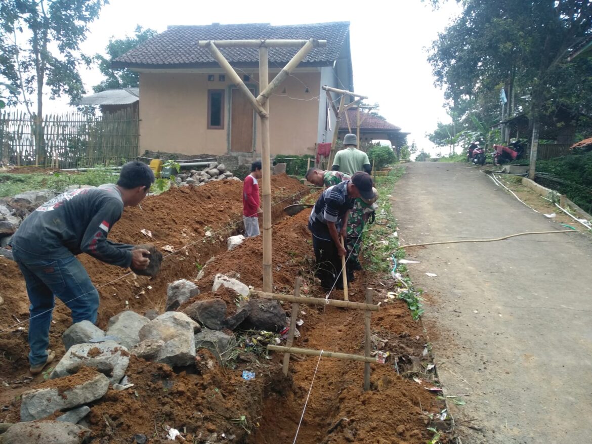 Babinsa Citamiang Koramil 0607-09/Cisaat, Laksanakan Karya Bakti Membuat Saluran Air Dengan Warga Binaan