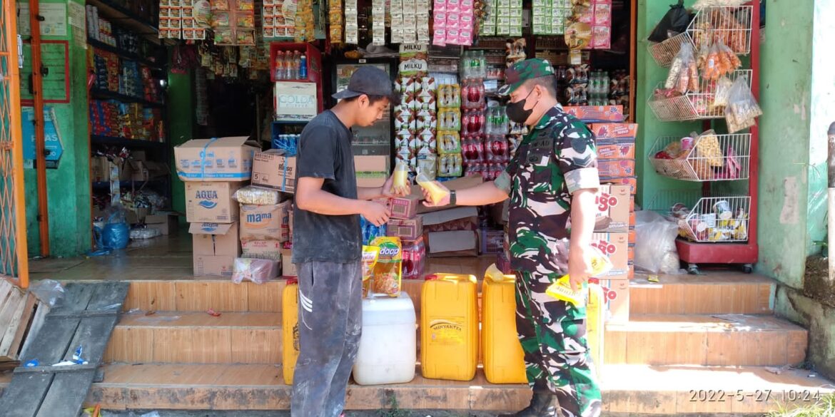 Babinsa Kutasirna Koramil 0607-09/Cisaat Monitoring Harga Sembako Di Warung Yang Ada Di Wilayah Binaan