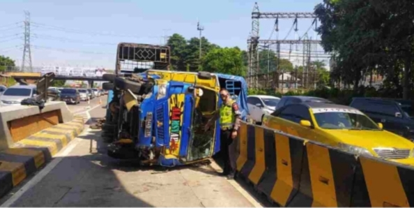 Laka Lantas Truk Tabrak Beton Gardu di Tol Cikupa, ini Penjelasan Polisi