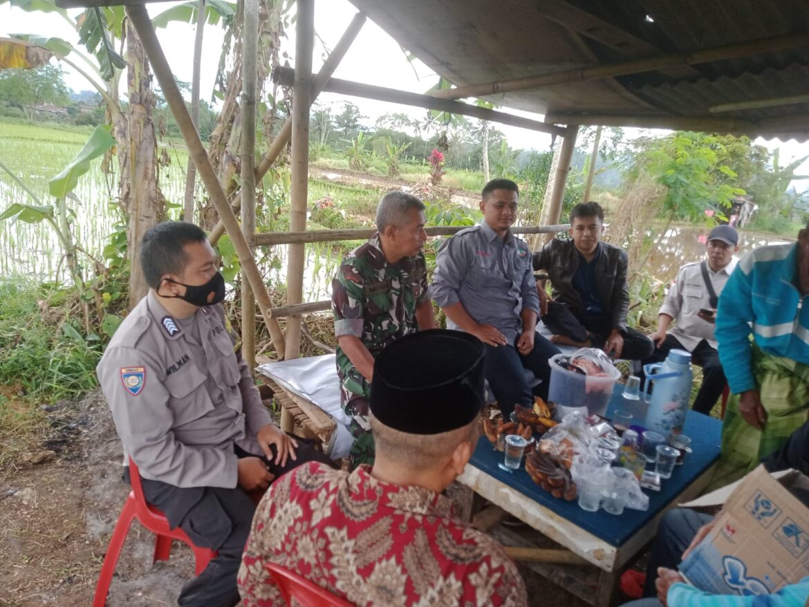 Babinsa Cibentang Koramil 0607-09/Cisaat Laksanakan Komsos Dengan Poktan Manunggal Dua