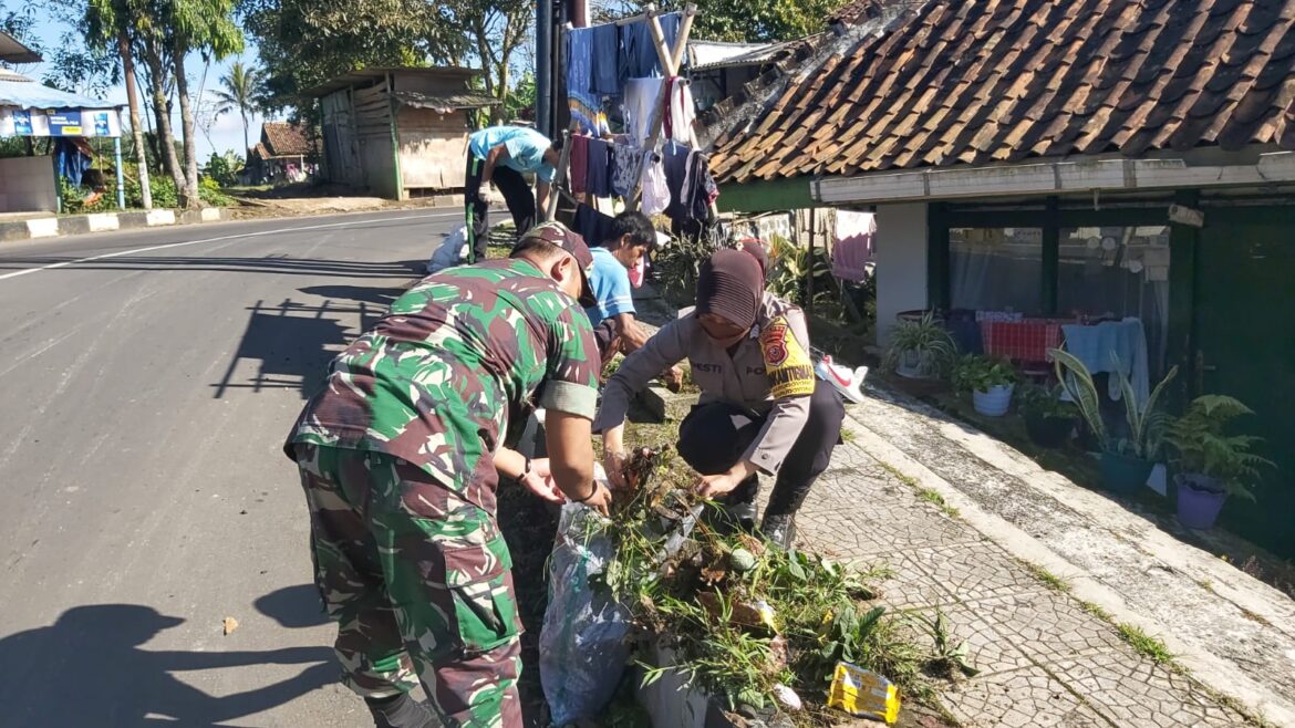 Aksi Jumat Bersih Kali Ini, Polisi Dan TNI Berbaur Bersama Petugas Kelurahan Bersihkan Taman Kota Serta Trotoar