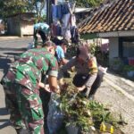 Aksi Jumat Bersih Kali Ini, Polisi Dan TNI Berbaur Bersama Petugas Kelurahan Bersihkan Taman Kota Serta Trotoar