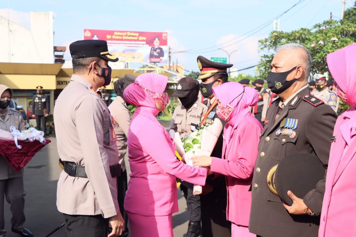 Belasan Personel Purnabakti Polres Sukabumi Kota Dilepas Secara Adat Tradisi