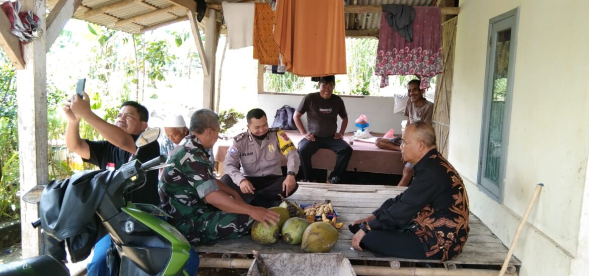 Penuh Keakraban, Babinsa Cibentang Komsos Dengan Kelompok Tani Manunggal 2