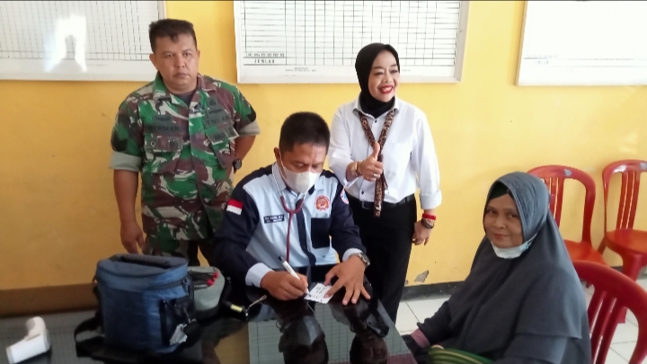 Dalam Rangka HUT Bhayangkara Ke-76, Danposramil Bersama Babinsa Cikujang hadiri Baksos pengobatan gratis