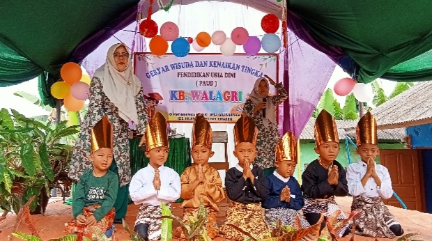 PAUD KB Walagri Kalapanunggal Gelar Wisuda Dan Kenaikan Tingkat Dengan Kreasi Seni Anak