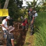 Babinsa Cibentang Koramil 0607-09/Cisaat Bersama Warga Karya Bakti Pembuatan Saluran Air