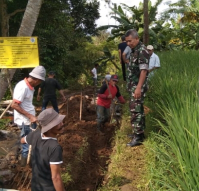 Babinsa Cibentang Koramil 0607-09/Cisaat Bersama Warga Karya Bakti Pembuatan Saluran Air