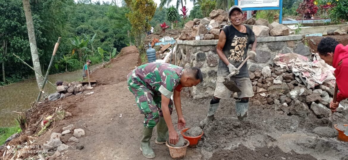 Babinsa Selajambe Koramil 0607-09/Cisaat, Bantu Warga Perbaiki Selokan