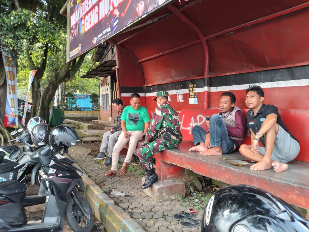 Babinsa Kadudampit Koramil 0607-09/Cisaat, Laksanakan Komsos Dengan Tukang ojek Pangkalan