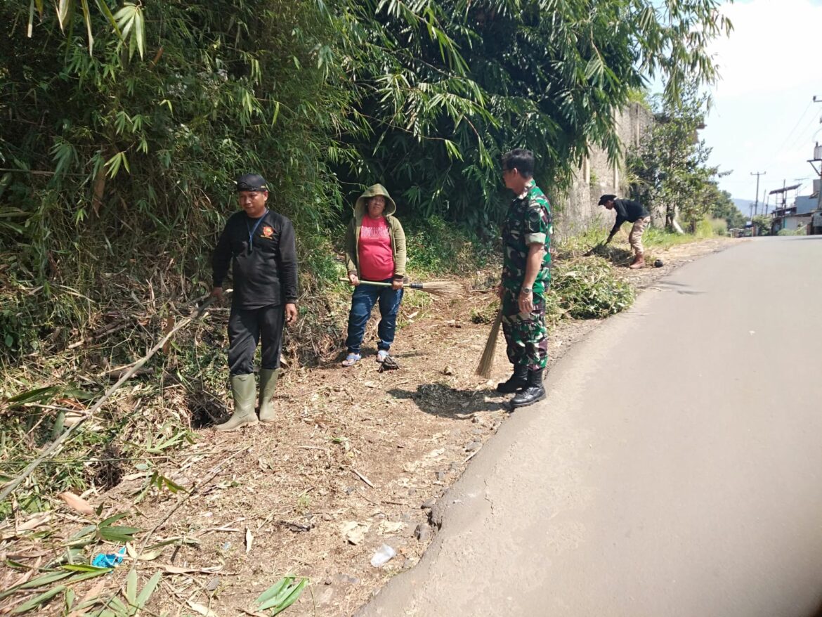 Peduli Lingkungan Babinsa Padaasih Koramil 0607-09/Cisaat Ajak Warga Bersihkan Jalan Desa