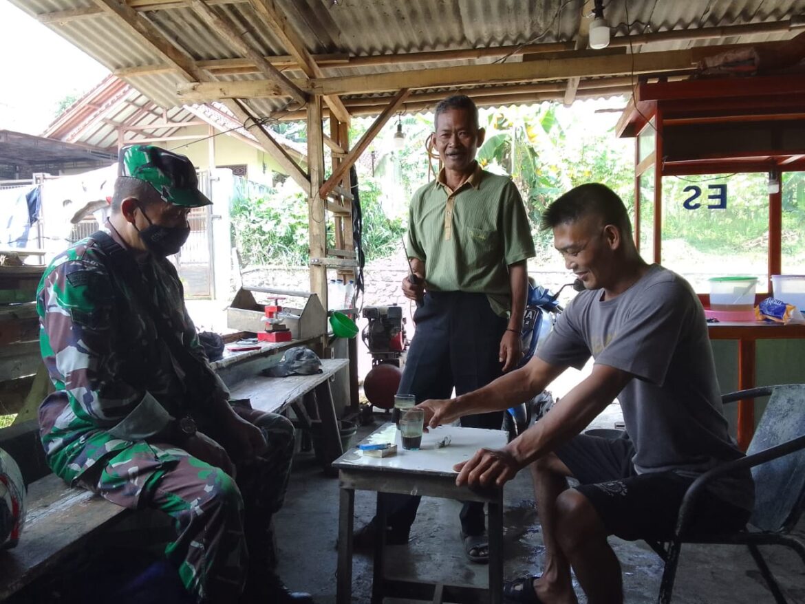 Keakraban Babinsa Kebonmanggu Dan Warganya,Tumbuhkan Kekompakan Serta Kemanunggalan