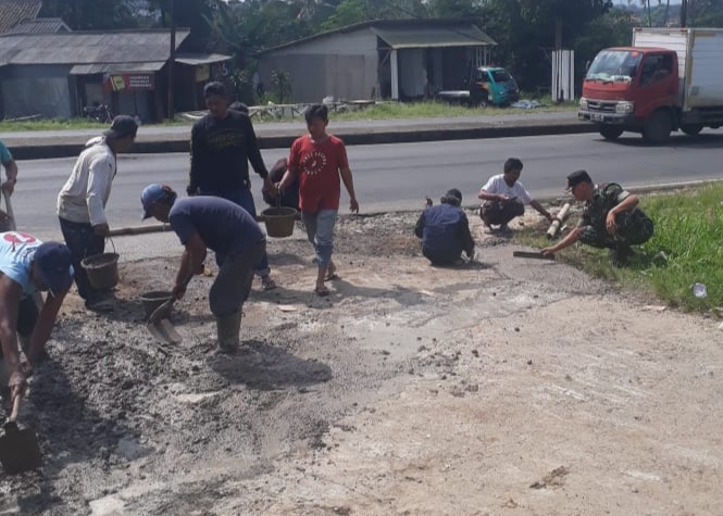 Babinsa Babakan Bersama Masyarakat Karya Bakti Perbaiki Jalan Lingkungan