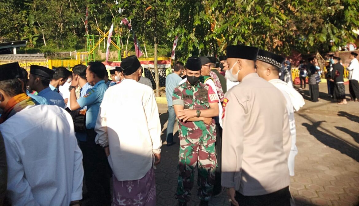 Dampingi Danramil, Babinsa Laksanakan Pengamanan Sholat Idul Adha 1443 h