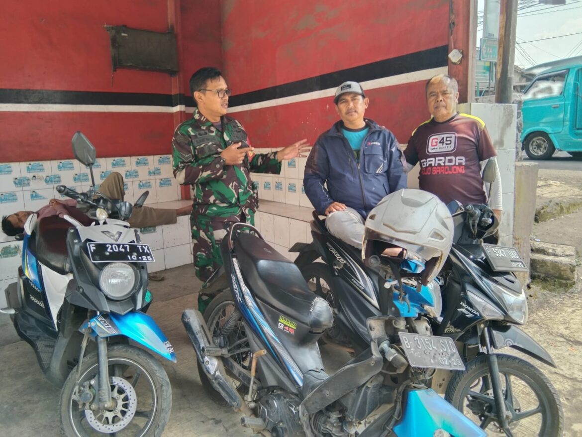 BABINSA CIBATU KOMSOS BERSAMA TUKANG OJEK GUNA SAMPAIKAN KELUH-KESAH WARGA