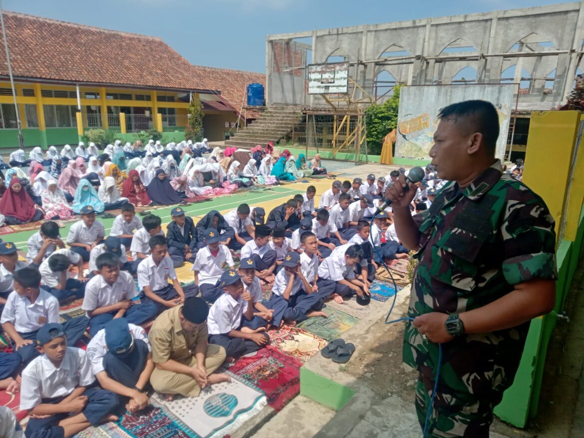 Berikan Arahan Kepada Siswa SMPN 2 Cisaat, Babinsa Sukaresmi, Jauhi Narkoba Demi Masa Depan Bangsa