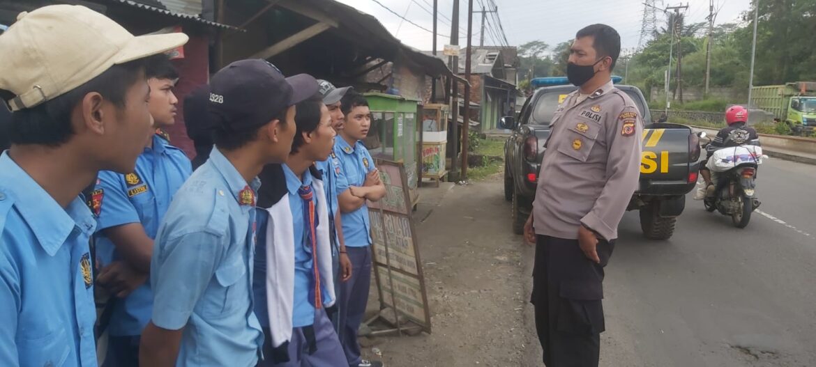 Antisipasi Gangguan Kamtibmas Tauran Antar Pelajar, Kanit Binmas Polsek Gunungguruh Lakukan Patroli