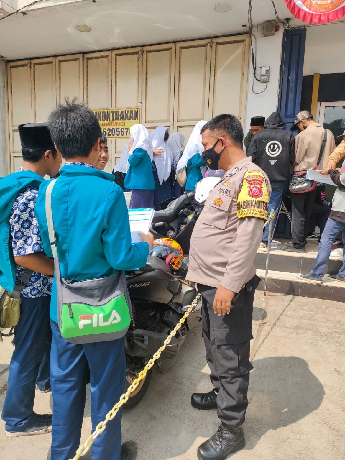 Anggota Polsek Gunungguruh Beri Himbauan Kepada Anak Sekolah, Agar Cepat Pulang Dijam Bubaran Sekolah