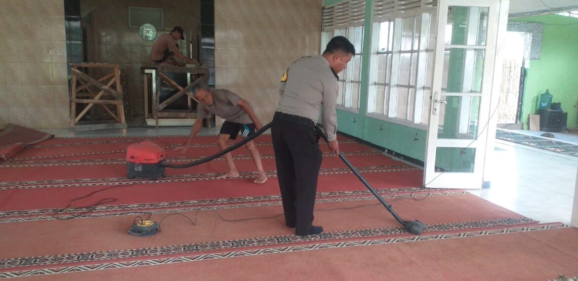 Jelang Pelaksanaan Ibadah Sholat Jum’at Anggota Polsek Gunungguruh Melaksanakan Kerjabakti Bersihkan Masjid Al-Ikhlas Desa Cikujang