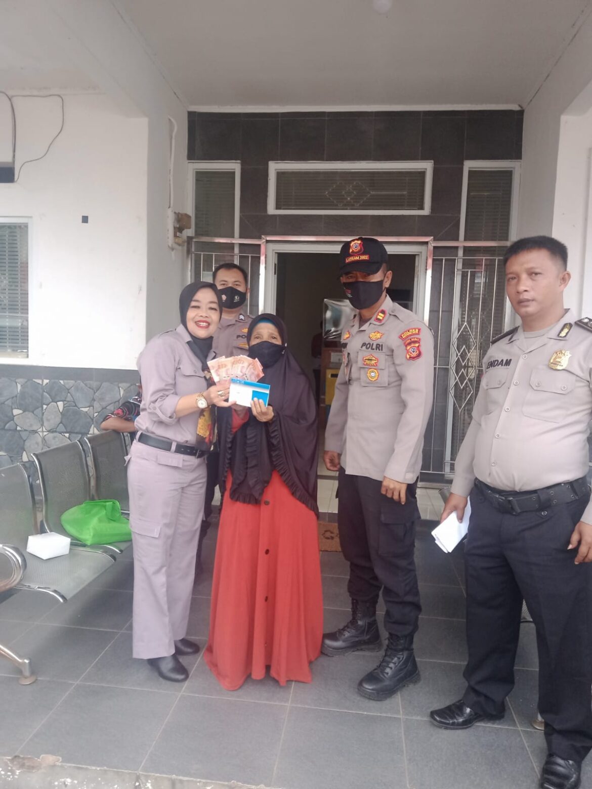 Wakili Bupati, Kades Cikujang Berikan Santunan Kepada Keluarga Anggota Linmas Yang Meninggal