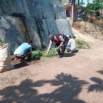 Kanit Samapta Polsek Gunungguruh Kerja Bakti Bersama Warga Pangkas Rumput Di Pinggir Jalan