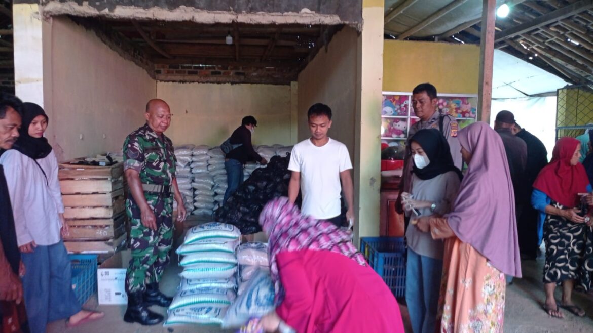 Bhabinkamtibmas Polsek Gunungguruh Bersinergi Dengan Babinsa Lakukan Pengamanan Penyaluran BPNT di Desa Mangkalaya