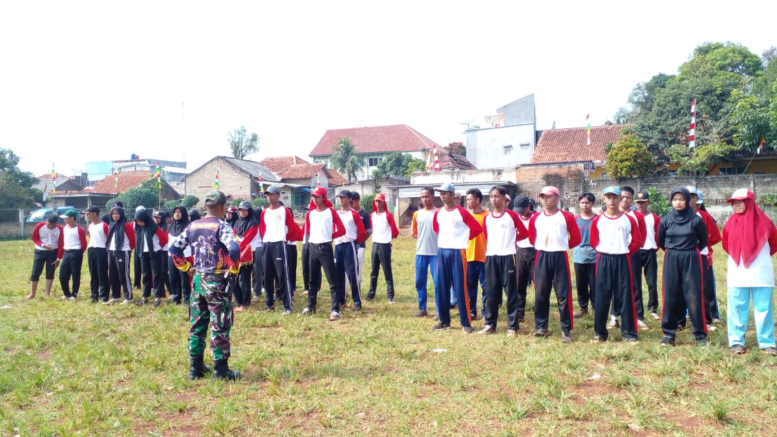 Menyongsong HUT RI Ke-77 Babinsa Latih Paskibra di Tingkat Kecamatan Cibungbulang