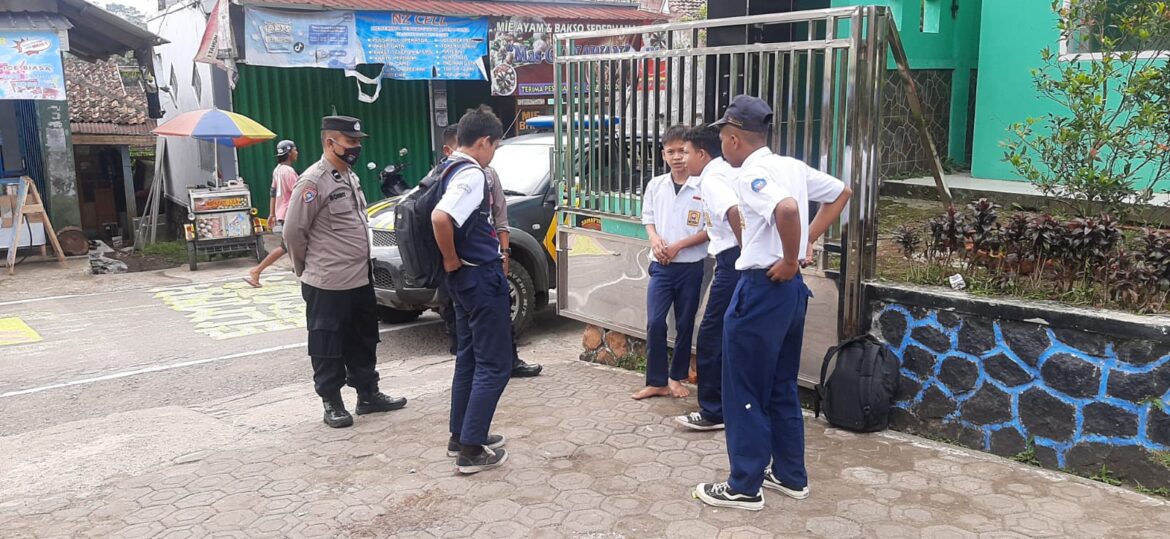 Kanit Binmas Polsek Gunungguruh Bersama Bhabinkamtibmas, Patroli Berikan Himbauan Kepada Pelajar