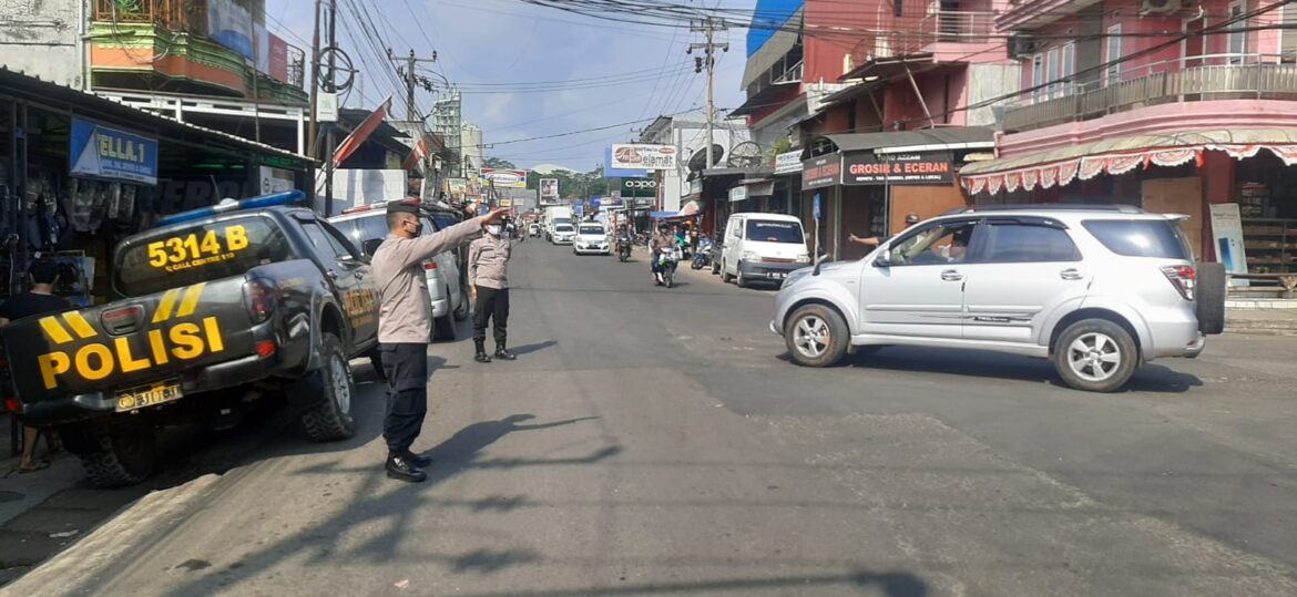 Kanit Binmas Polsek Gunungguruh Aipda Bonny Berikan Pelayanan Pagi Hari Dengan Melakukan Pengaturan Lalin