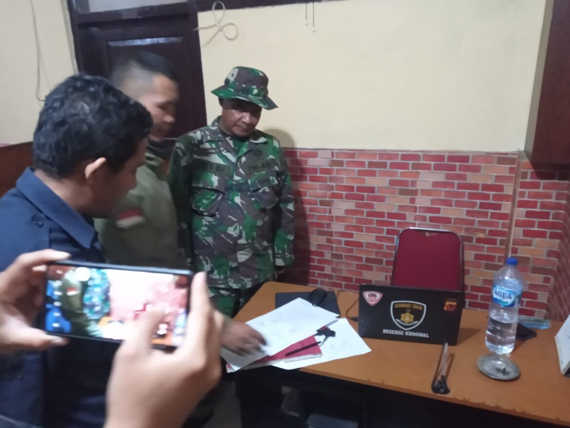 Babinsa Sukamanah Terima Laporan Dari Warganya Yang Menemukan Granat Nanas Aktif dari Lapang Cikiray Cisaat