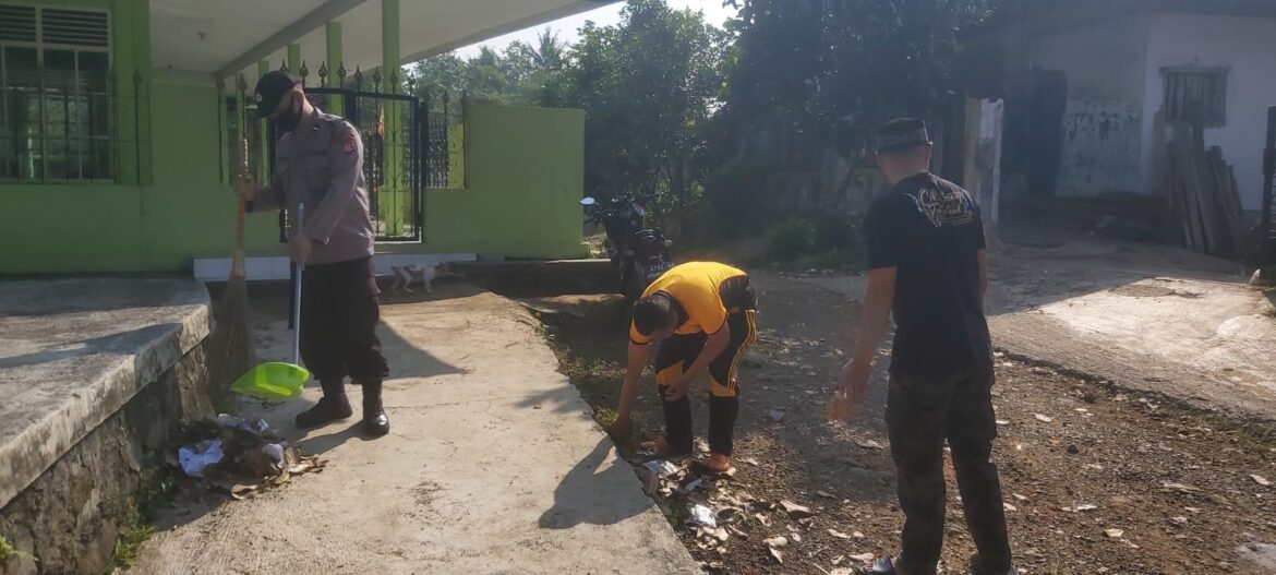 Jelang Shalat Jum’at Anggota Polsek Gunungguruh Giat Rutin Bersihkan Mesjid Al ikhlas Cikujang