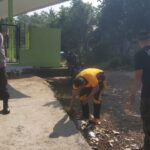 Jelang Shalat Jum'at Anggota Polsek Gunungguruh Giat Rutin Bersihkan Mesjid Al ikhlas Cikujang