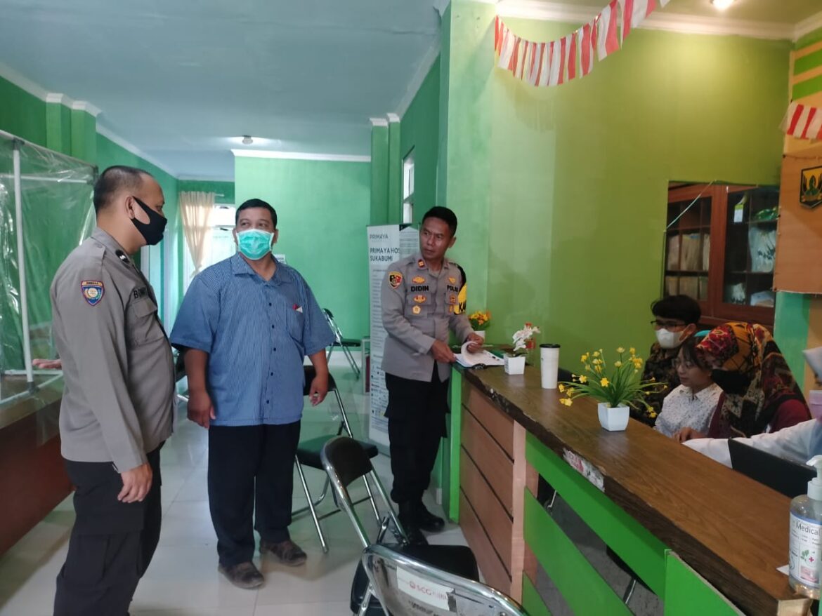 Kapolsek Gunungguruh Didampingi Kanit Binmas Melaksanakan Pengamanan dan Monitoring Pelaksanaan Vaksinasi di Puskesmas Gunungguruh