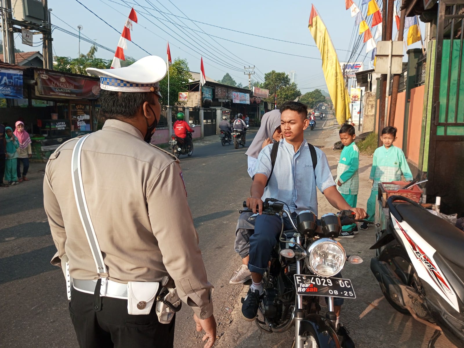 Pengaturan Lalu lintas Kanit lantas Polsek Gunungguruh beri Himbauan kamtibmas kepada Pelajar yang tidak menggunakan Helm