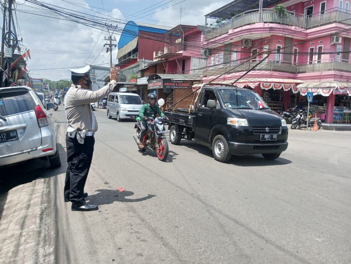 Antisipasi Kemacetan di Hari Libur, Kanit lantas Polsek Gunungguruh Rutin Mengatur Lalulintas Sore